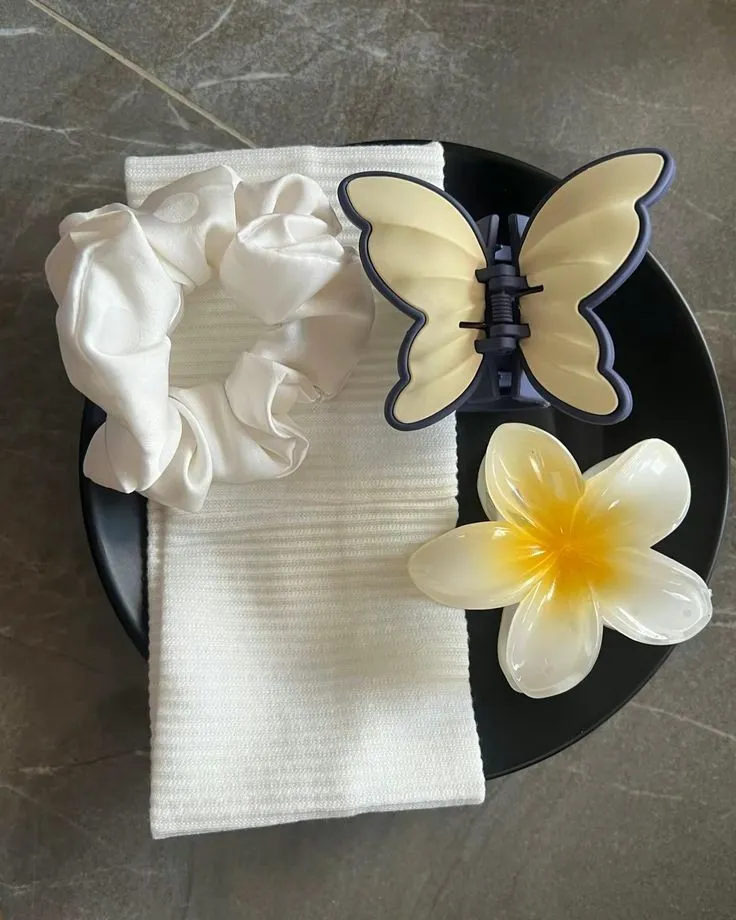 1/2 claw clip, 1 big headband,with one scrunchies